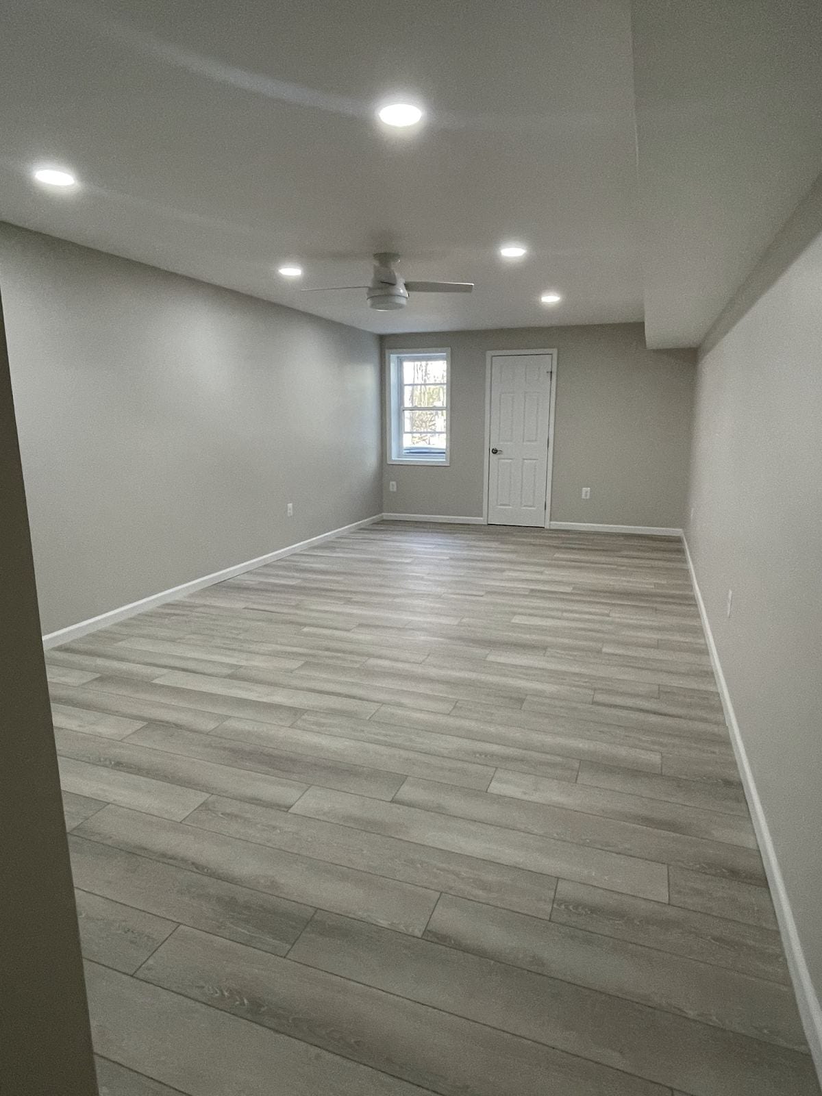 Finished basement bedroom with recessed lights, a ceiling fan and plank flooring